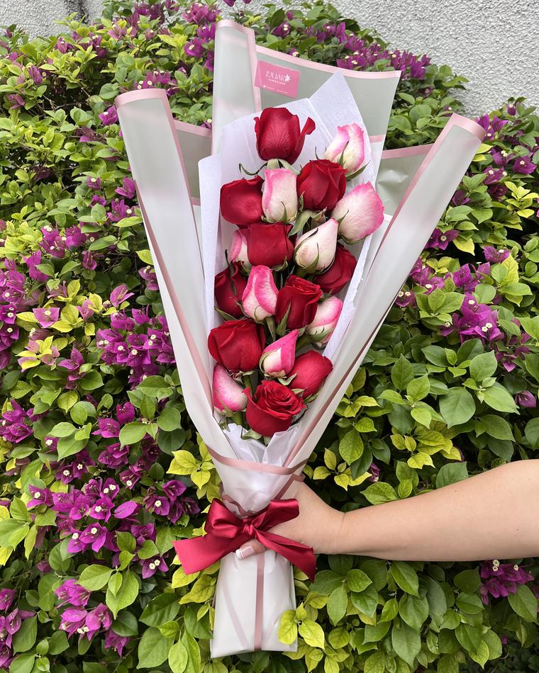 Arcoíris Bouquet, rosas de varios colores en papel blanco