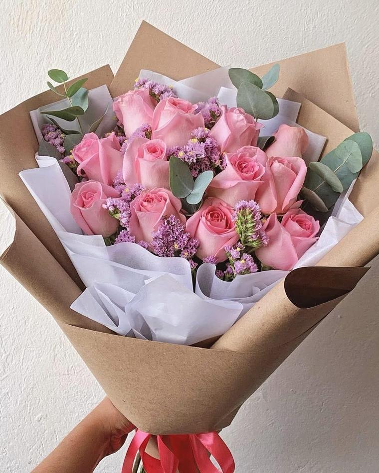 Baby Puño Bouquet, rosas rosadas en papel kraft