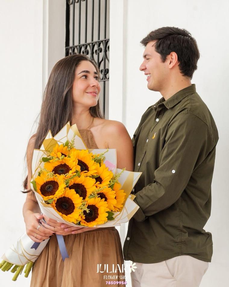Buchón de girasoles envuelto en papel crema y dorado
