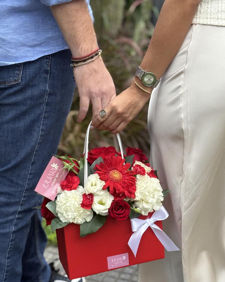 Carterita Floral Rubí, arreglo en caja roja tipo cartera