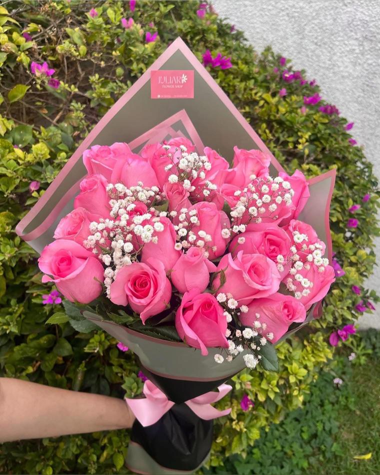 Chicle Floral, rosas fucsia con gypsophila