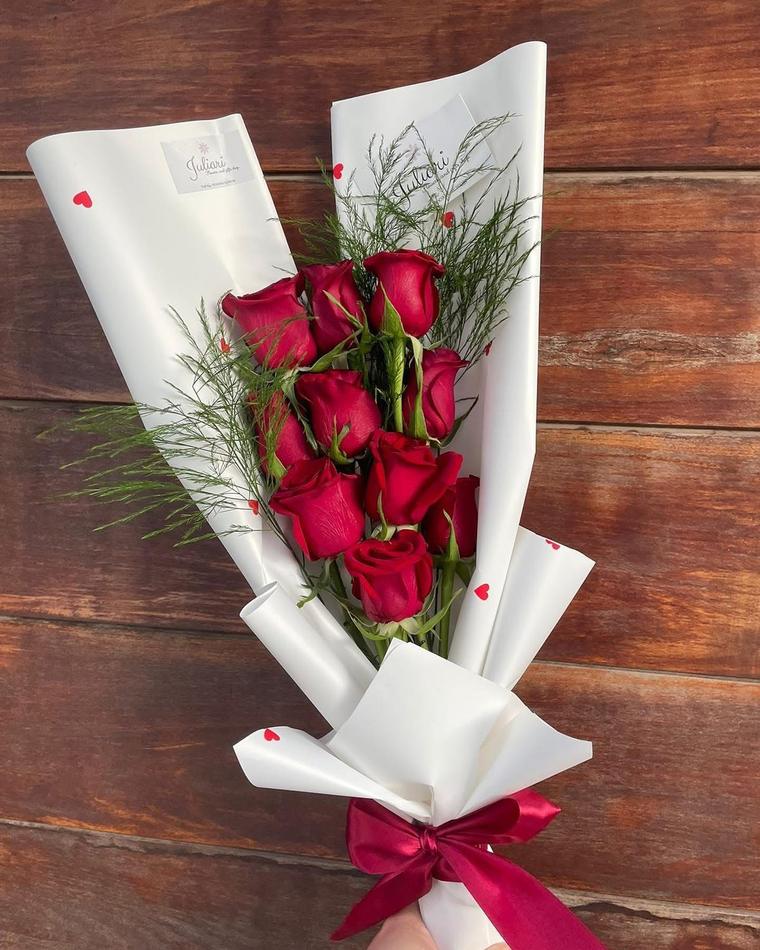 Corazón Bouquet, rosas rojas en papel blanco con corazones
