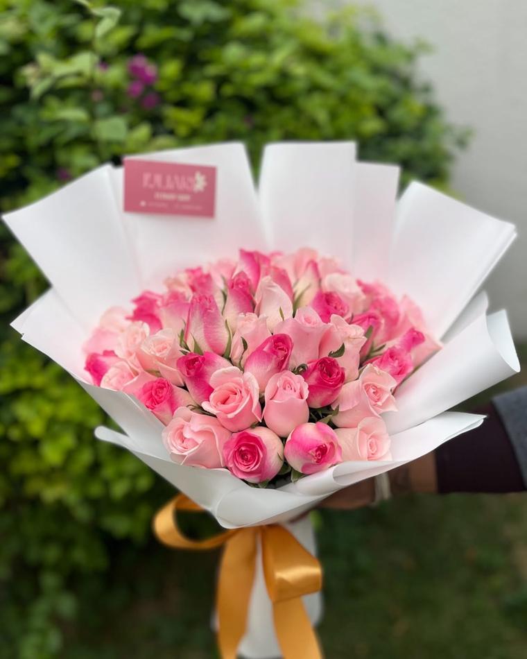 Girly Bouquet, 50 rosas rosadas en papel blanco