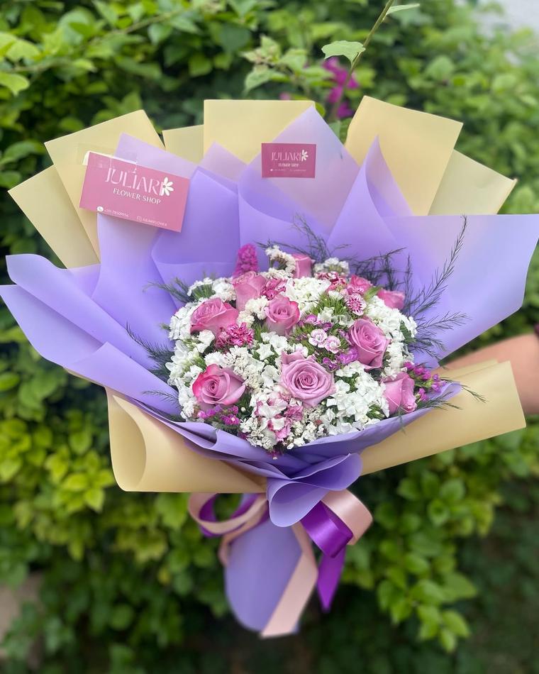 Primaveral Golden, ramo mixto lila envuelto en papel violeta