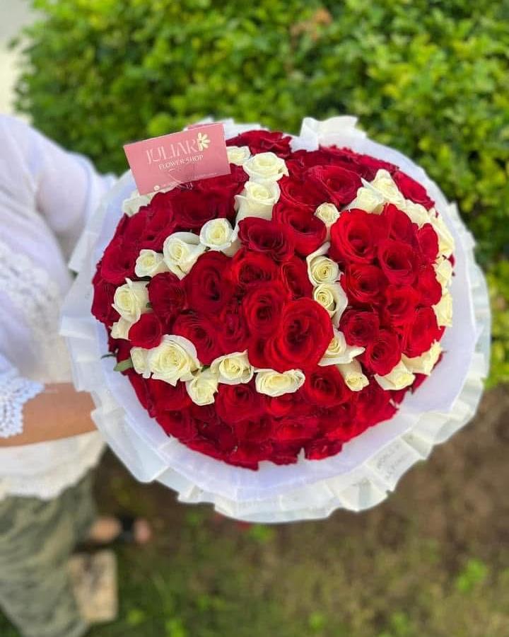 Special Bouquet, ramo circular de rosas rojas y blancas