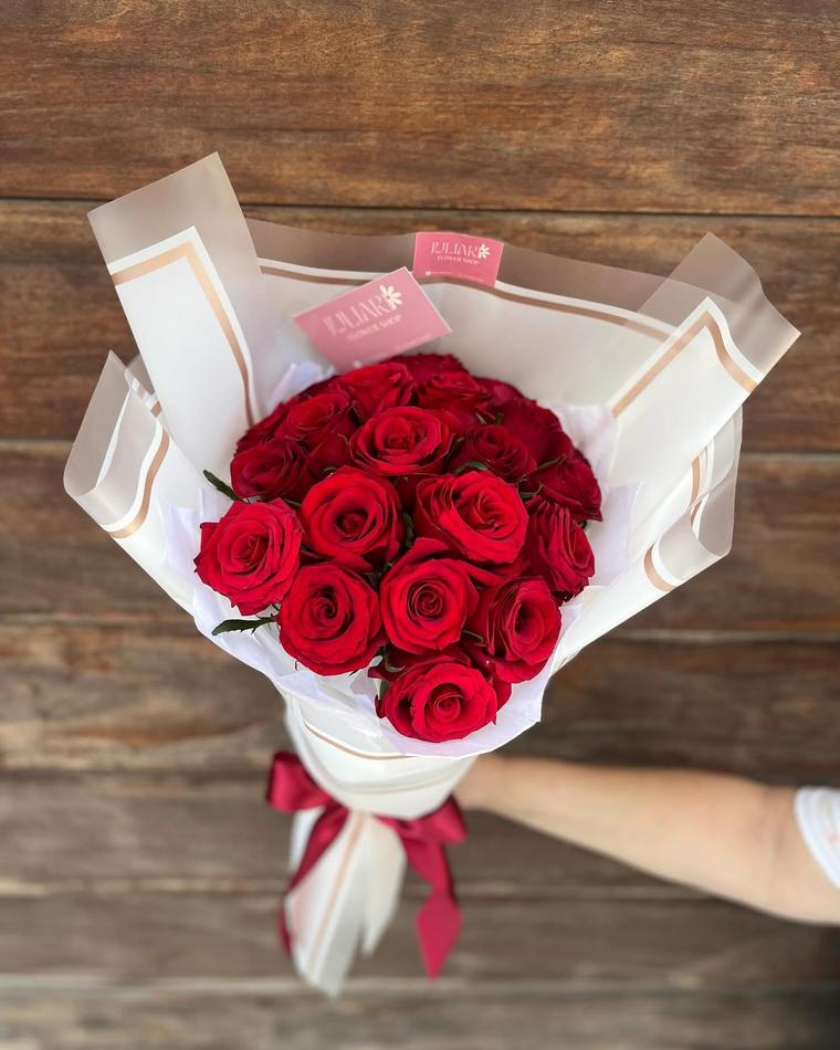 Velvet Bouquet, 20 rosas rojas sobre fondo de madera